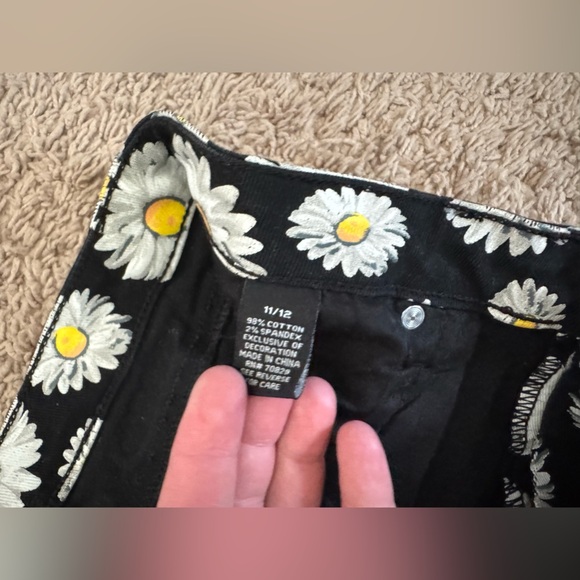 Rue21 Black and White Daisy Print Shorts - Picture 3 of 3